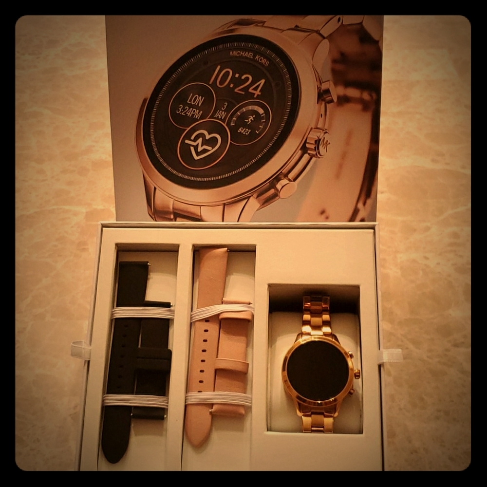 Michael Kors Rose Smart watch gift set